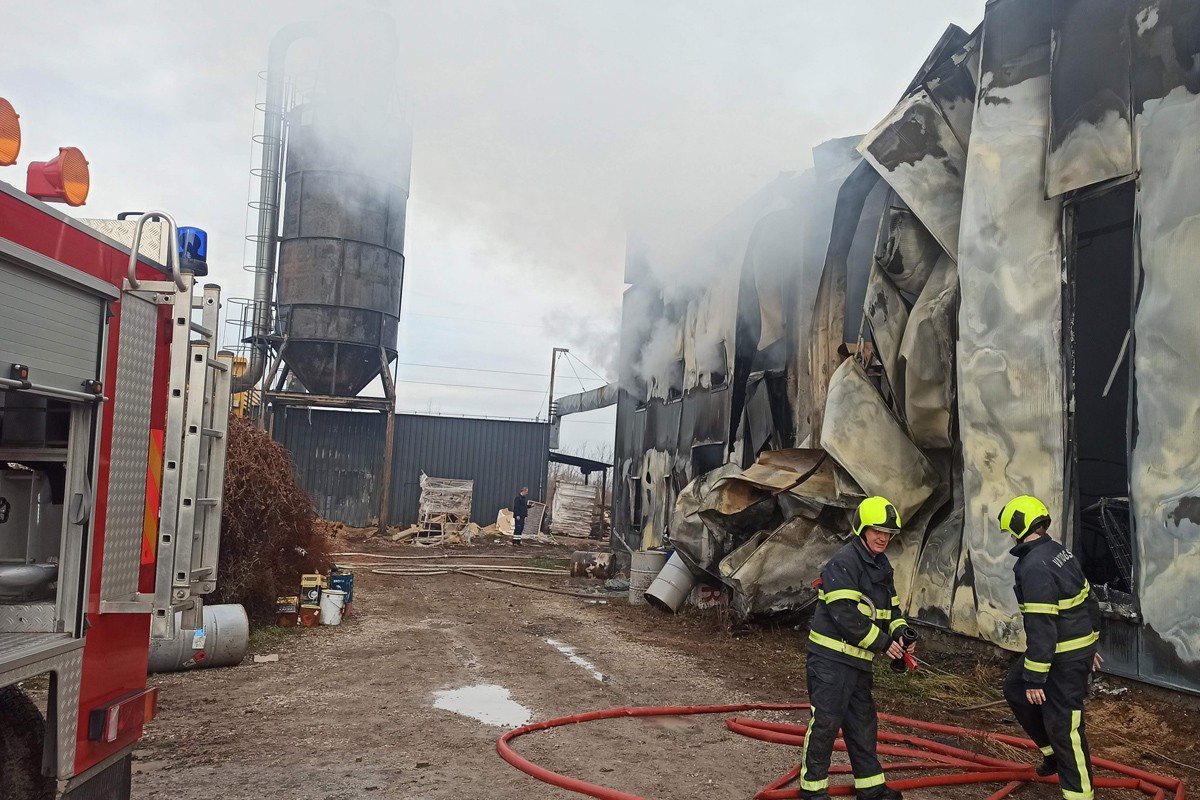 Epilog požara u Brčkom: Šest osoba povrijeđeno, pet se otrovalo, vatra progutala dobar dio fabrike