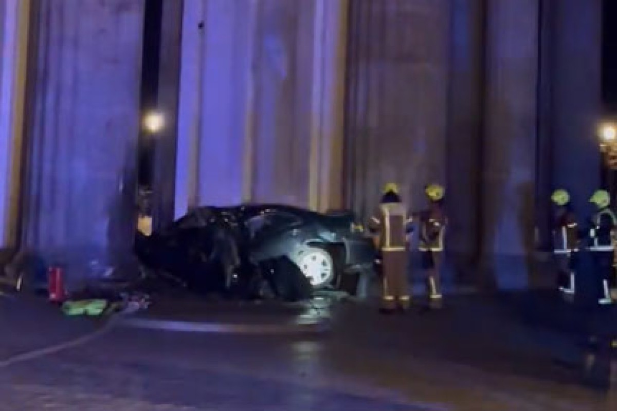 Mercedesom se zabio u Brandenburška vrata, stradao na licu mjesta (VIDEO)