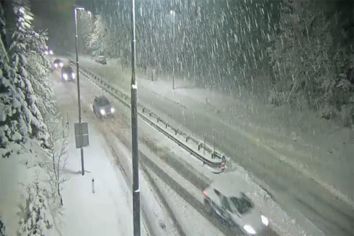 Snijeg zavejao Sloveniju, zatvoreni određeni putevi