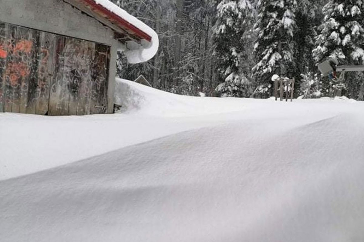 Put do Drvara i dalje neprohodan, snijeg viši od pola metra (FOTO)