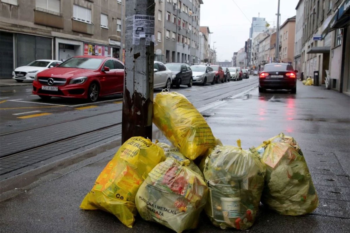 Zagreb zatrpan smećem, radnici "Čistoće" u štrajku