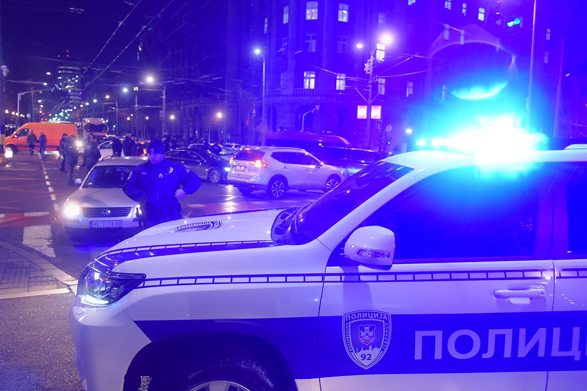Tijelo muškarca pronađeno na parkingu restorana, policija okupirala grad