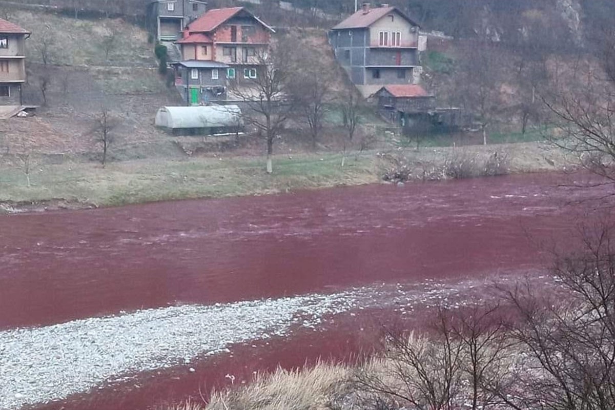 Teče crvena Bosna, građani zabrinuti (VIDEO)