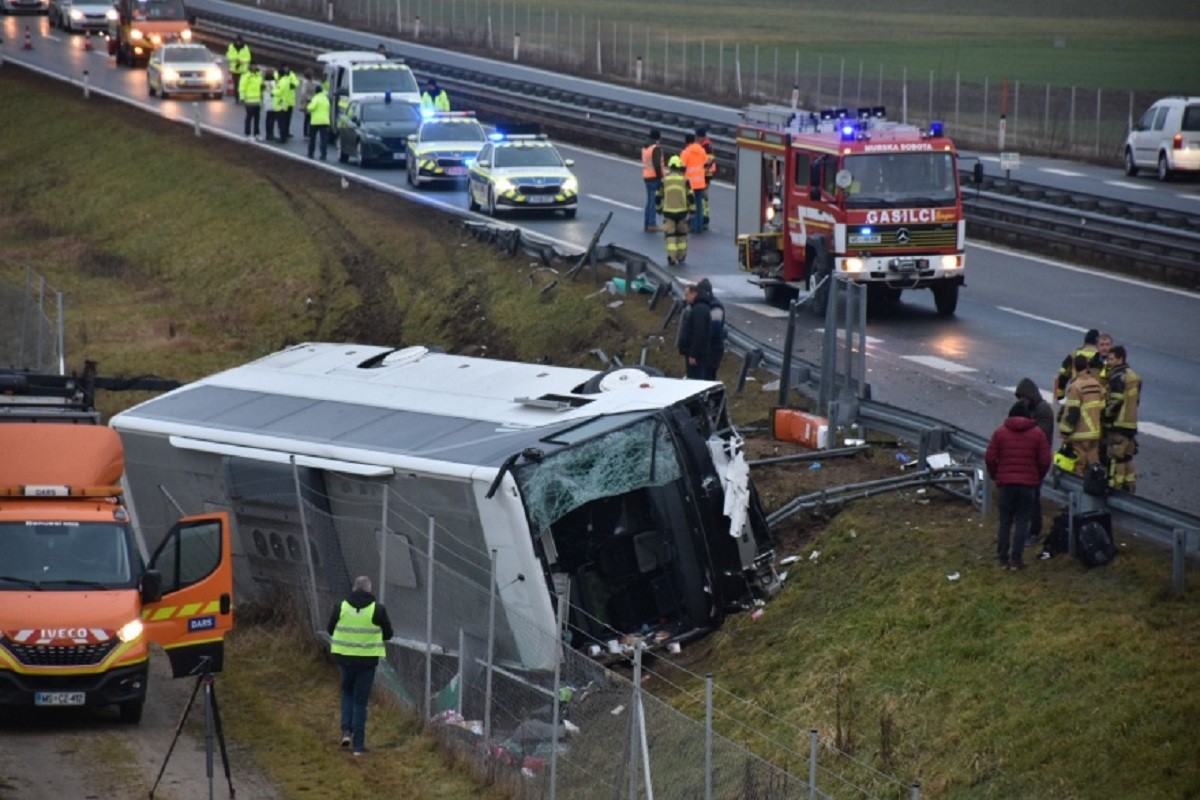 Autobus u Sloveniji sletio sa auto-puta, tri osobe poginule (FOTO)