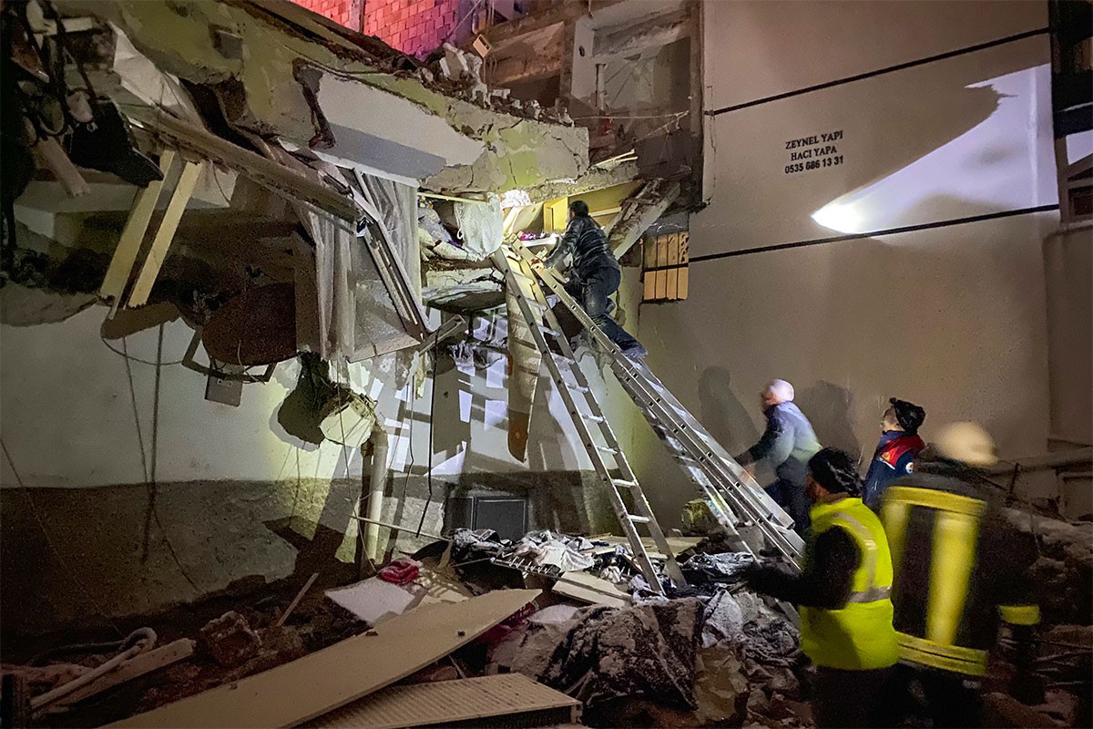 Kamere snimile trenutak katastrofalnog potresa u Turskoj (VIDEO)