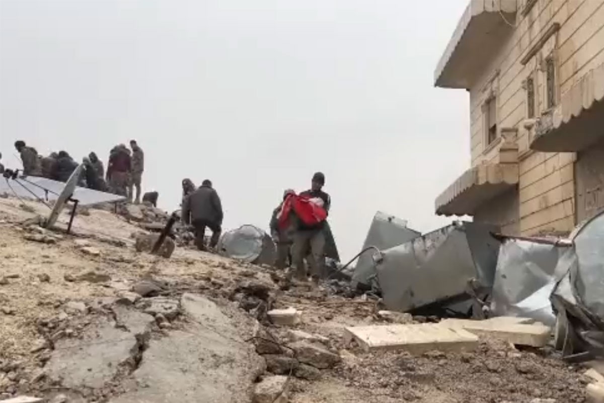 Sirijac u suzama nosi mrtvu bebu nakon razornog zemljotresa (VIDEO)