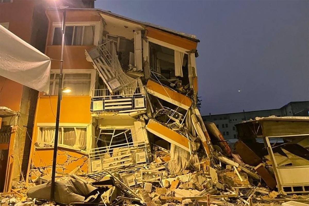 Strahuje se da je najmanje 10.000 ljudi stradalo u zemljotresima