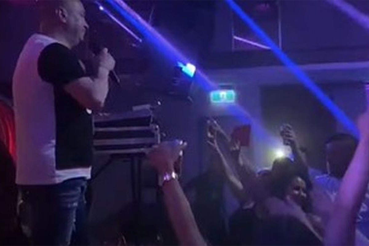 Đanija gađali flašom na nastupu (VIDEO)