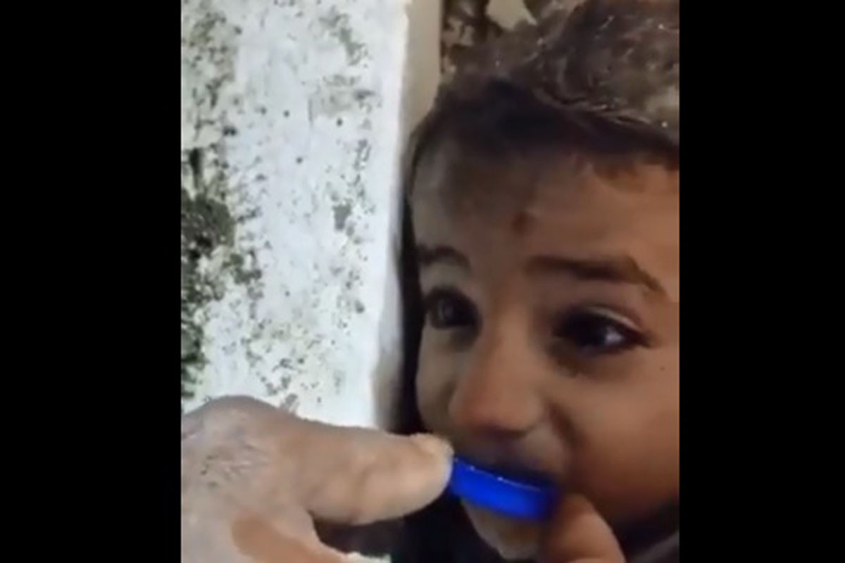 Dječak spašen nakon 44 sata pod ruševinama, davali mu vodu na čep flaše (VIDEO)