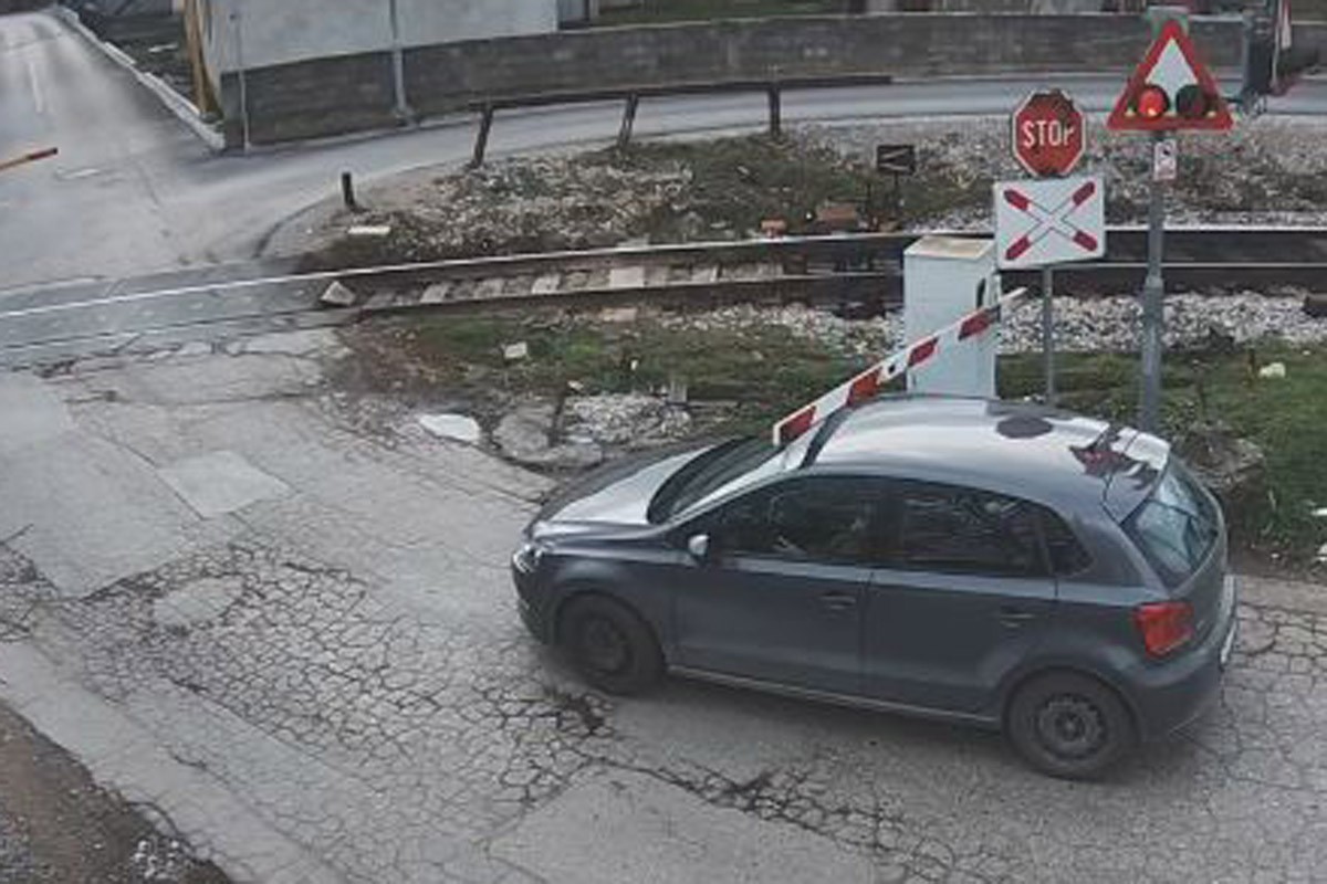 Autom polomio polubranik na pružnom prelazu u Banjaluci (VIDEO)