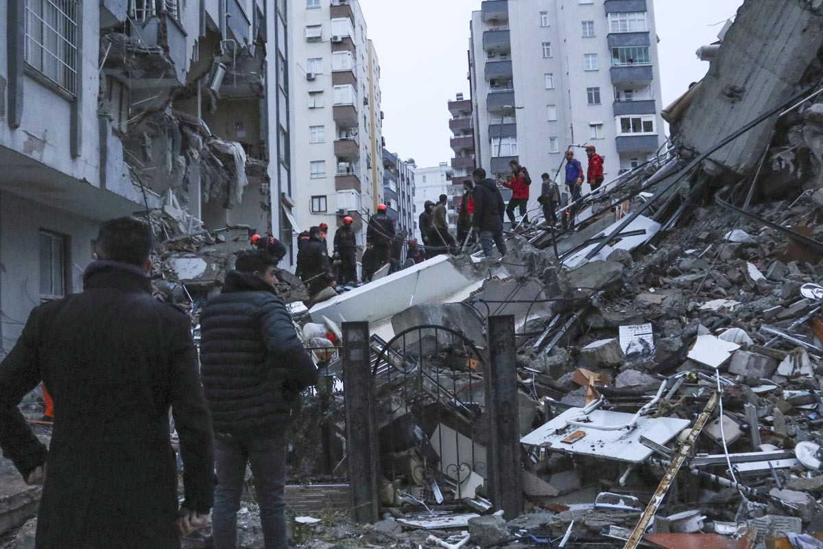 Broj žrtava razornog zemljotresa premašio 15.000, pomoć stiže sa svih strana