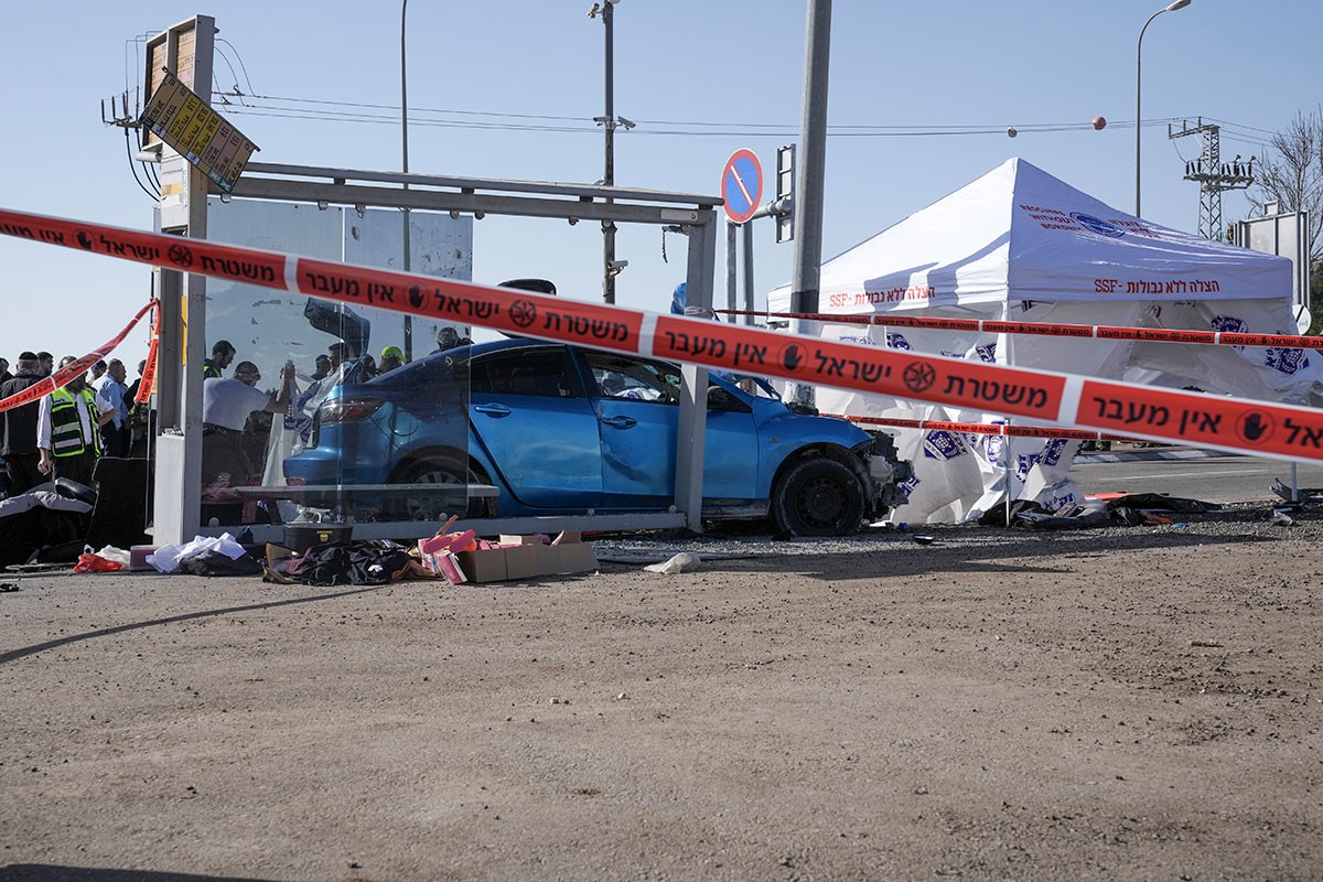 Novi napad u Izraelu: Vozilom uletio među ljude na autobuskoj stanici, ima mrtvih (FOTO)