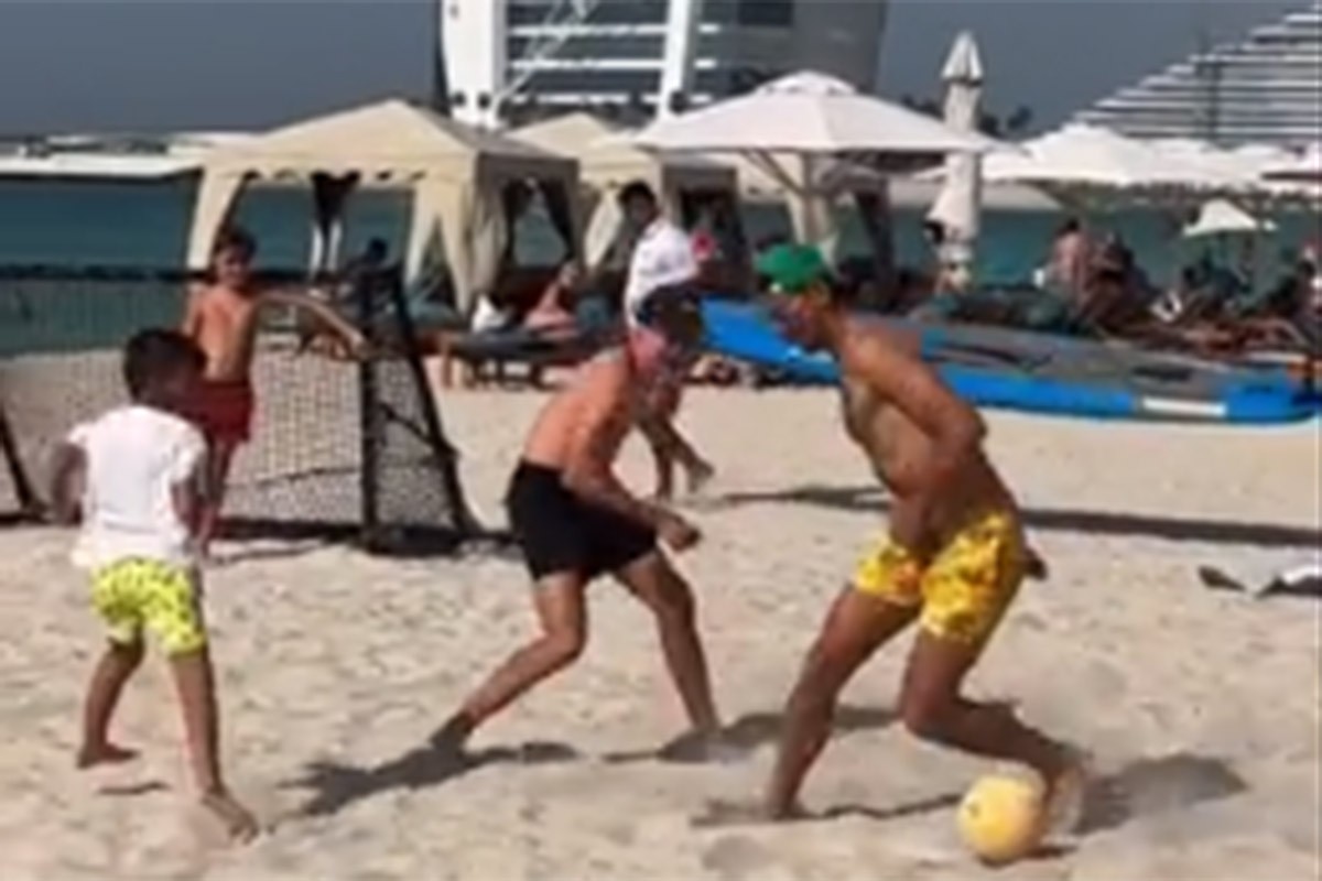 Novak oduševio pred Dubai: Igrao fudbal sa djecom na plaži pa proslavio gol (VIDEO)