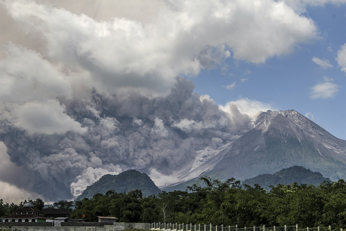 Eruptirao veliki vulkan u Indoneziji: Sela pod pepelom, lava teče kilometrima (VIDEO)