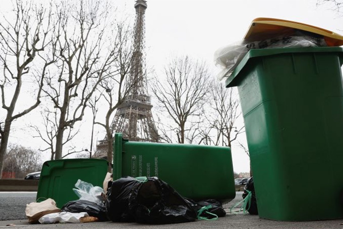 Pariz zatrpan smećem (FOTO)