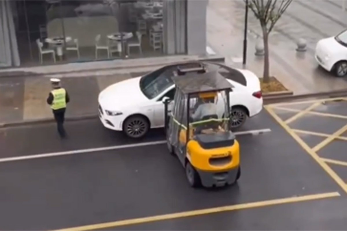 Mercedes odnijeli viljuškarom (VIDEO)