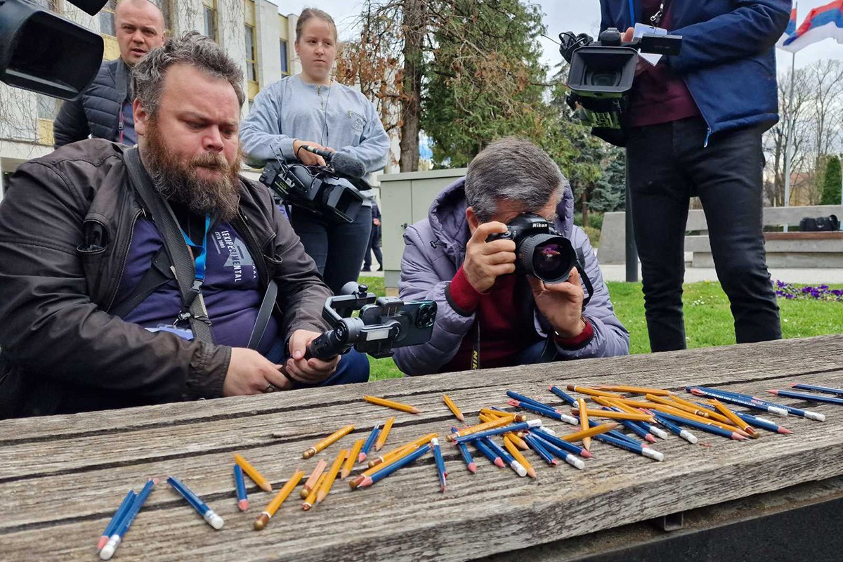 Novinari polomili olovke u znak protesta zbog kriminalizacije klevete