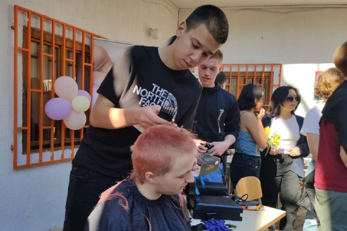 Školarci se šišali i donirali kosu za perike oboljelim od karcinoma