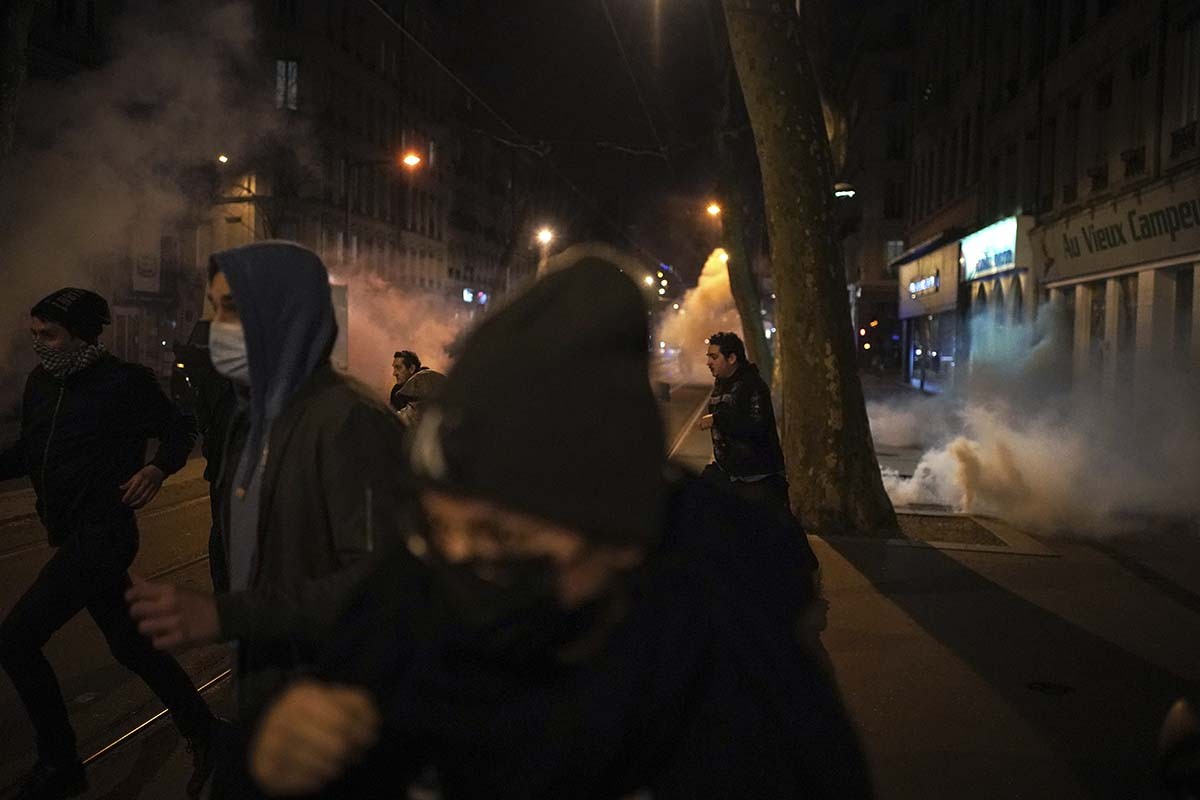 Uhapšene 234 osobe nakon sinoćnih protesta u Parizu (VIDEO)