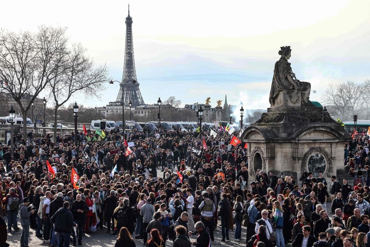 Bijes u Parizu nakon odbijanja izglasavanja o nepovjerenju