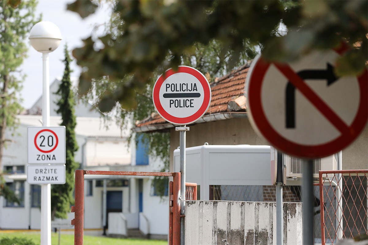 Zagrebački policajac obavio veliku nuždu u šefovoj kancelariji