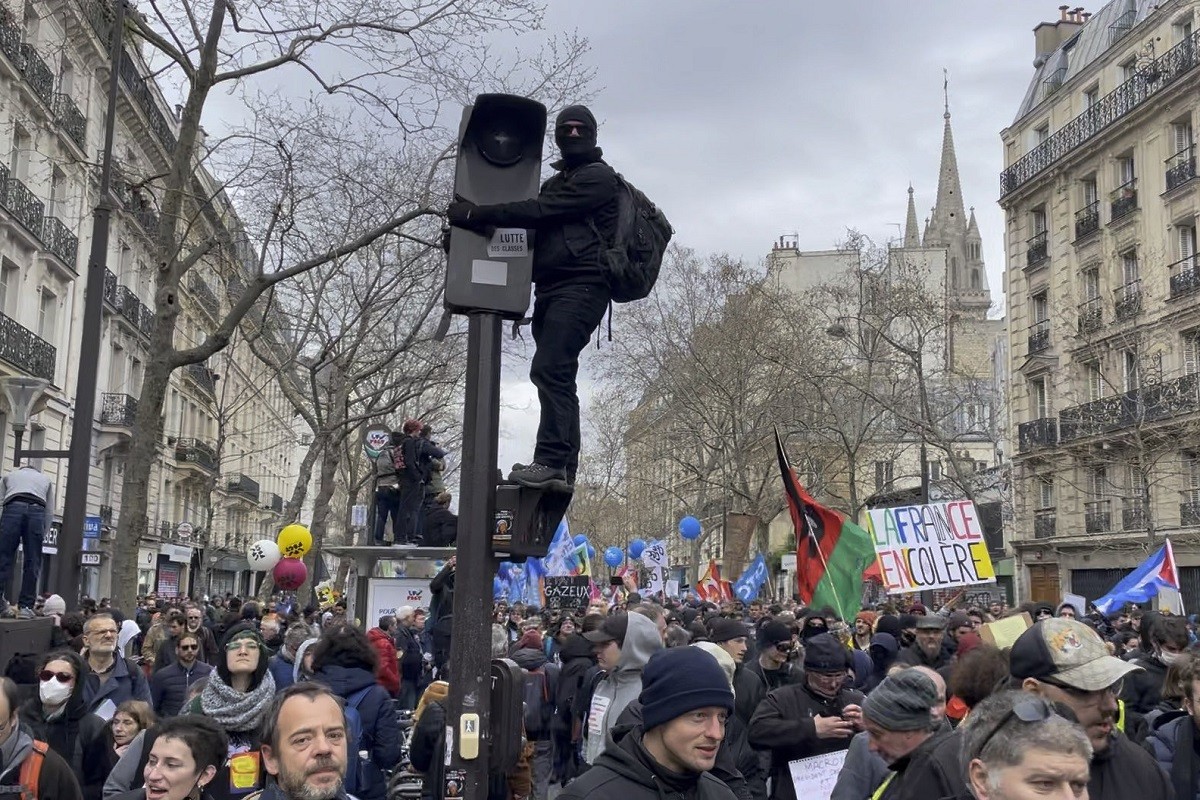 Deseti dan protesta u Parizu, a Makron ne odustaje od reforme (VIDEO)