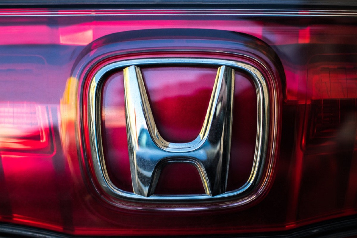 Honda povlači više od 330.000 vozila zbog problema s retrovizorom