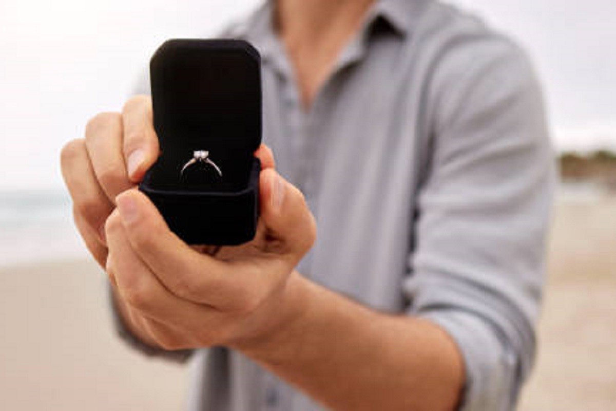 Pokušao zaprositi djevojku pa doživio nokaut (VIDEO)