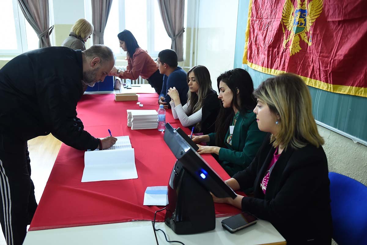 Izborni dan u Crnoj Gori protiče mirno