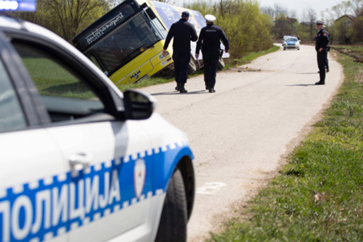 Sedam putnika prevezeno u bolnicu nakon slijetanja autobusa kod Prijedora