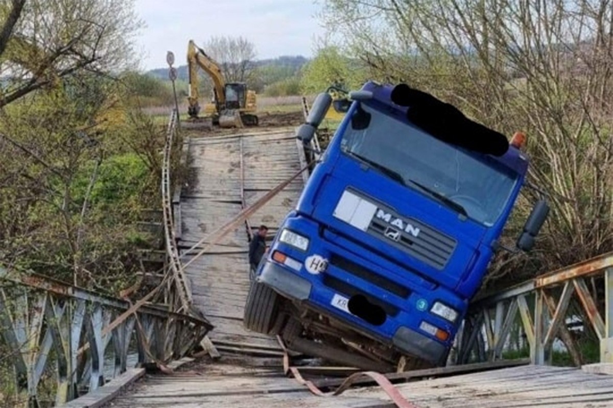 Kamion propao kroz drveni most (FOTO)