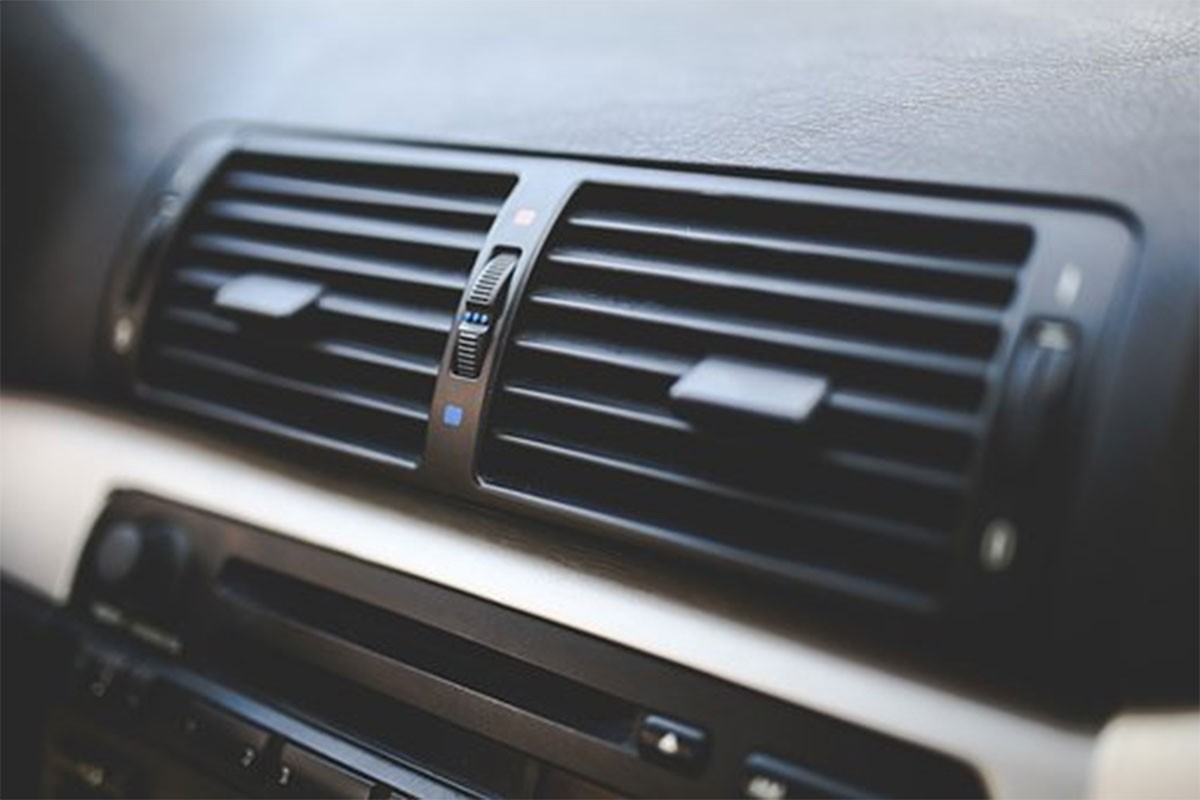 Kako se riješiti mirisa dima cigareta u automobilu?