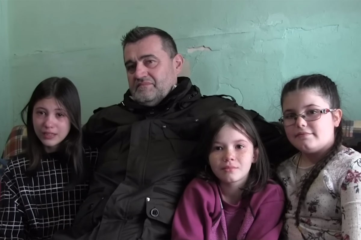 Došao iz Njemačke i šestočlanoj porodici donirao novac da kupe kuću (VIDEO)