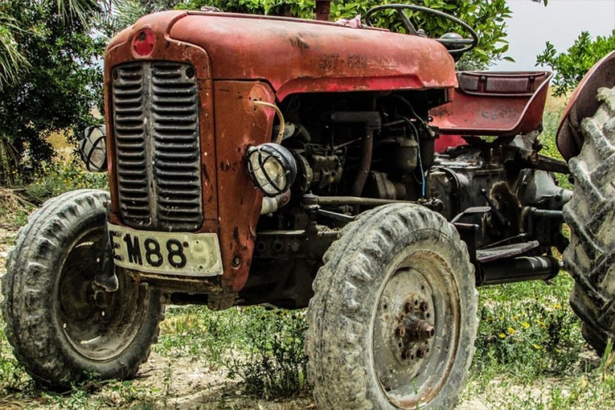 Traktorista (70) vozio pijan bez dozvole, pa udario parkiran auto