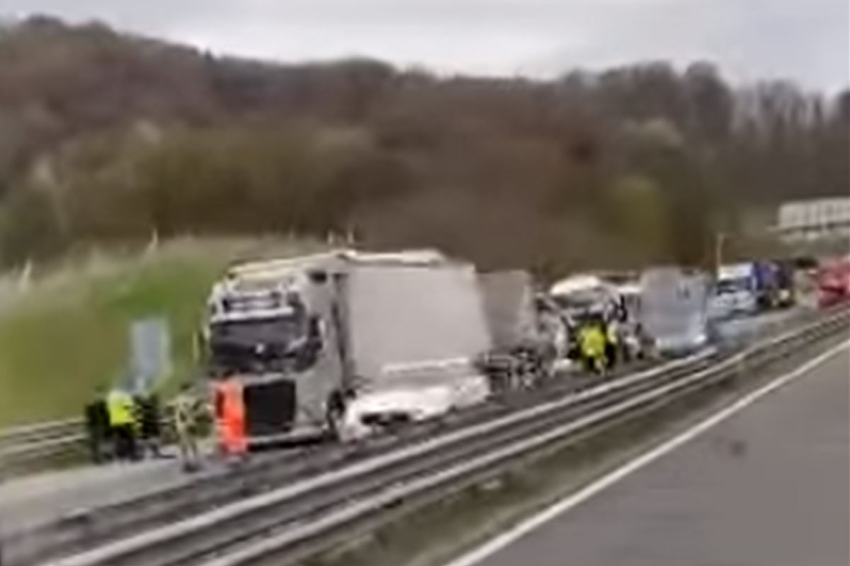 U sudaru tri kamiona poginuo slovenački vozač, dvojica iz BiH povrijeđena (VIDEO)