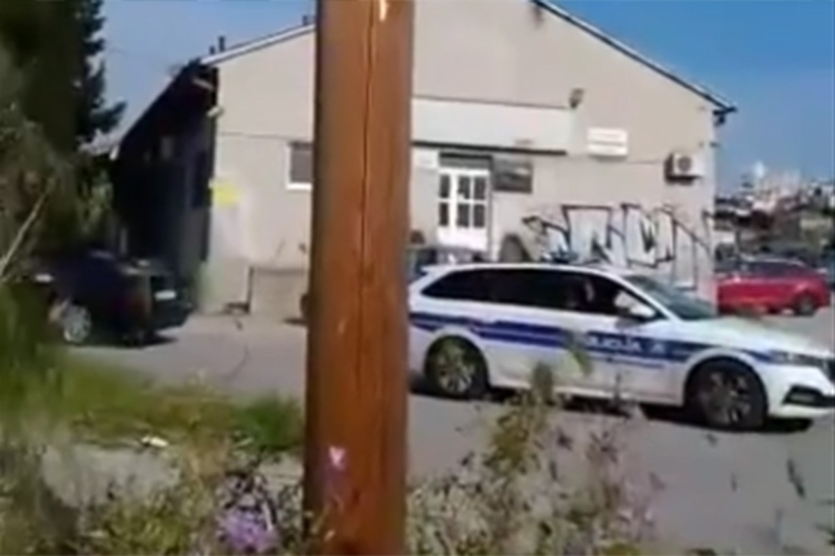 Mladić u Splitu driftao BMW-om pa se zabio u policijski auto (VIDEO)