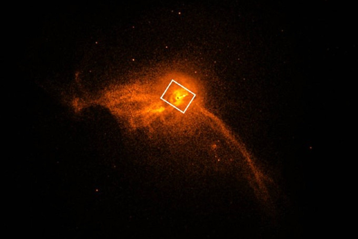Astronomi otkrili prvu sliku crne rupe koja izbacuje snažan mlaz (FOTO)
