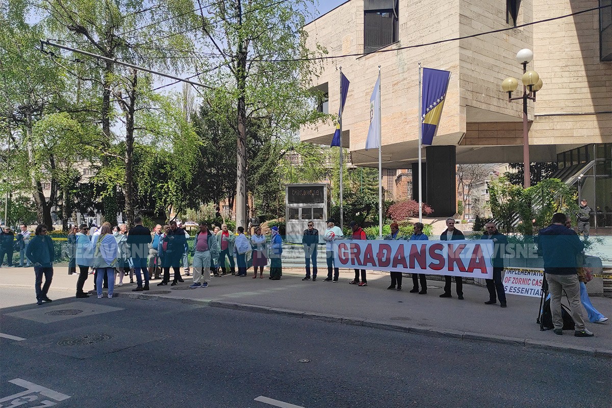 Protesti ispred Parlamenta FBiH, pristalice SDA protiv imenovanja Vlade FBiH (VIDEO)