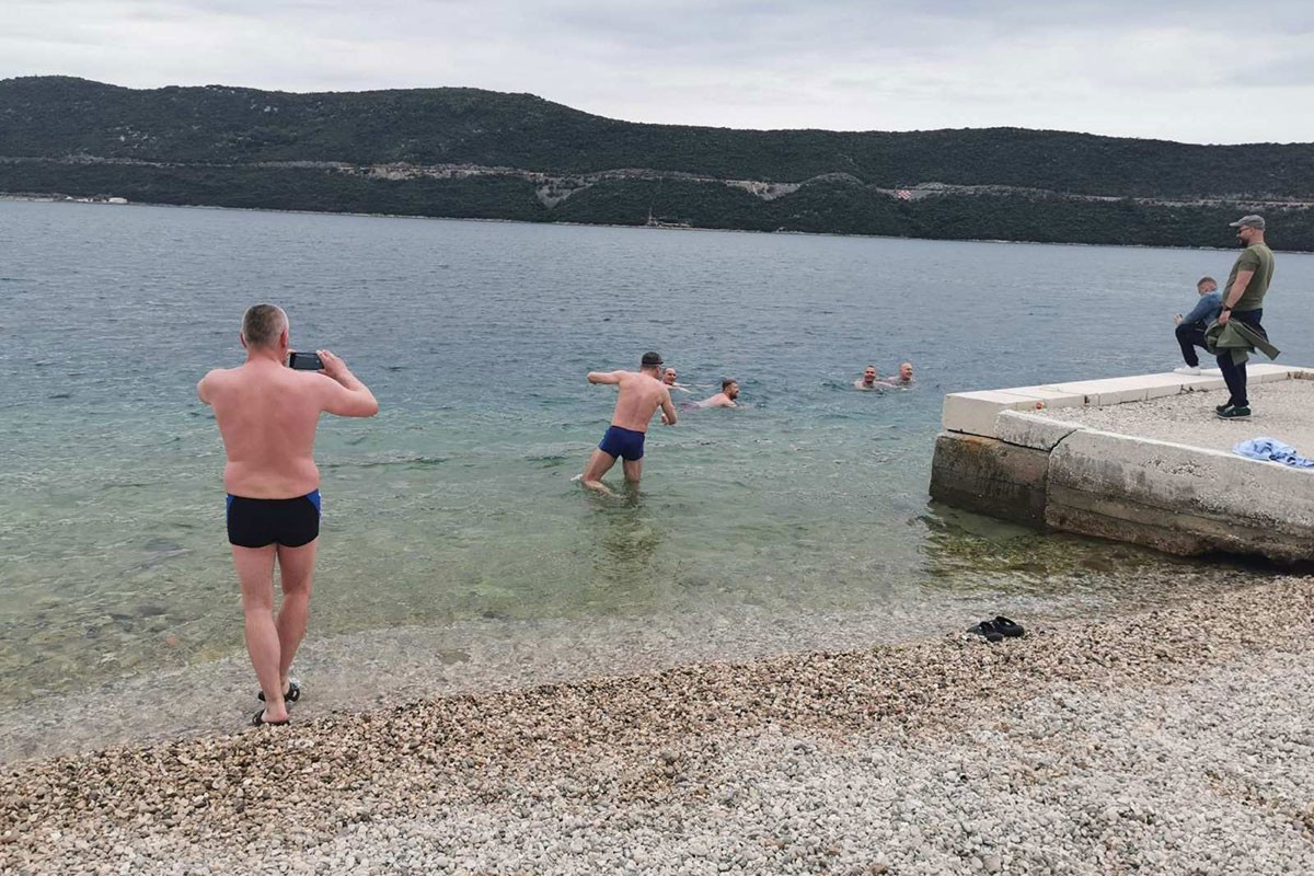 Rusi otvorili sezonu kupanja u Neumu