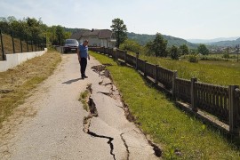 Klizište ugrozilo put i mezarje u Sanskom Mostu