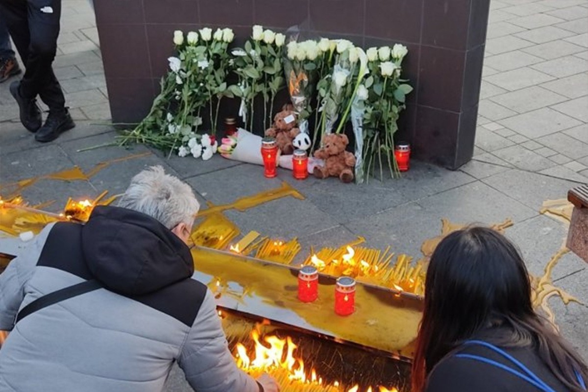 Banjalučani prislužuju svijeće u pomen stradalim đacima iz Beograda