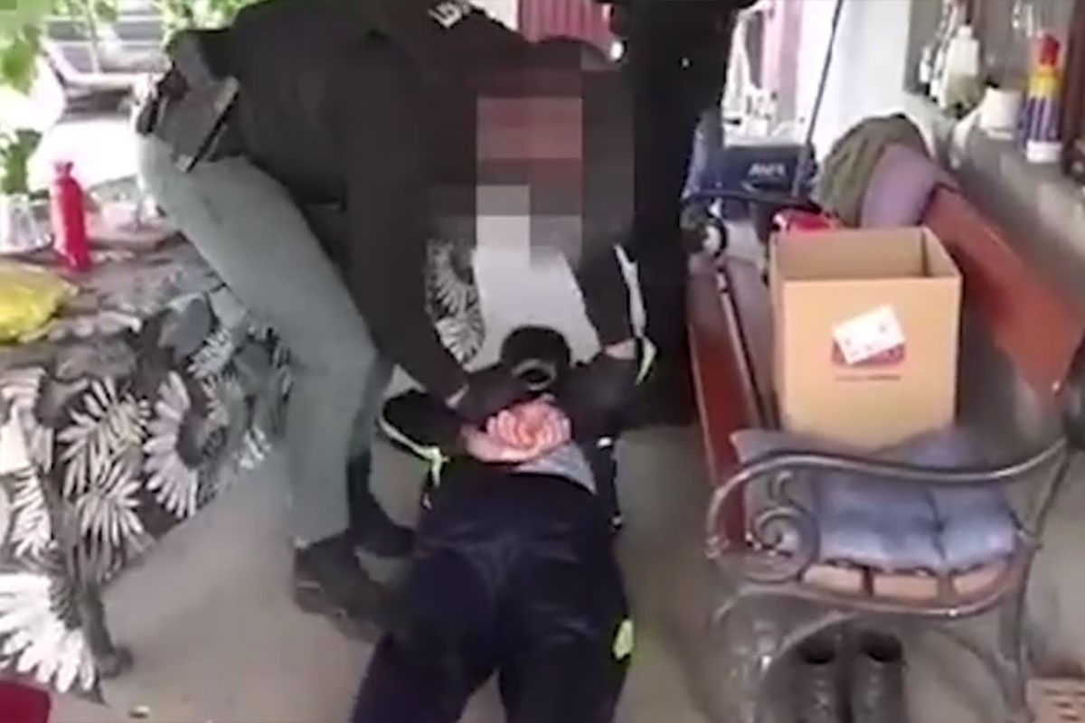 Objavljen snimak hapšenja oca masovnog ubice iz Mladenovca (VIDEO)