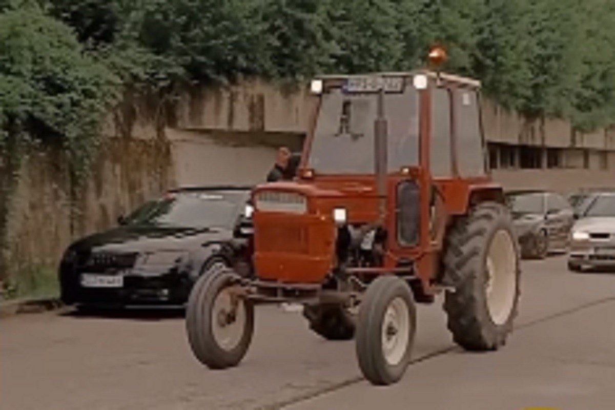 Mladić iz Velike Kladuše traktorom stigao na maturu (VIDEO)