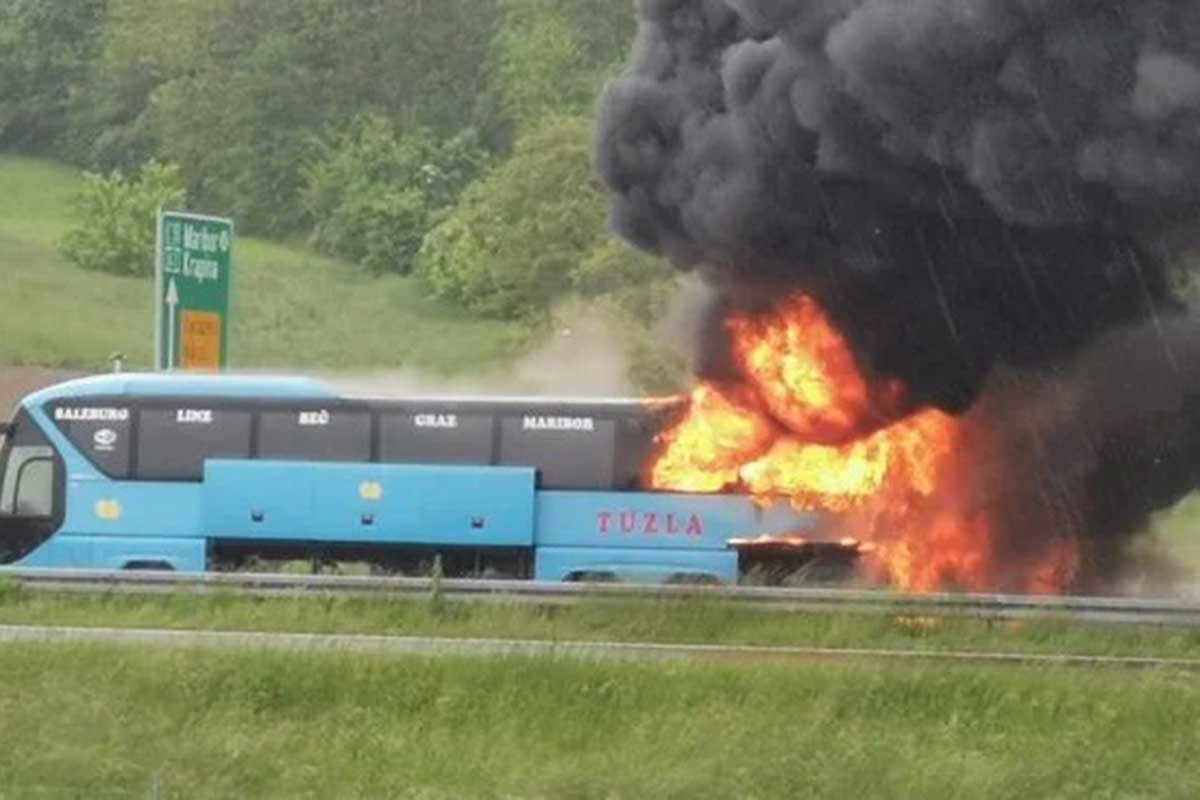 Na auto-putu A2 zapalio se tuzlanski autobus