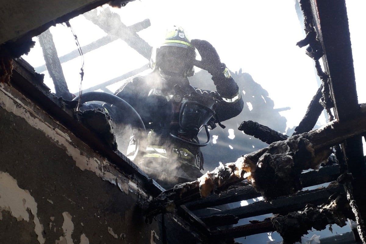 Epilog požara u Banjaluci: Jedna baraka izgorjela, druga spasena (FOTO)