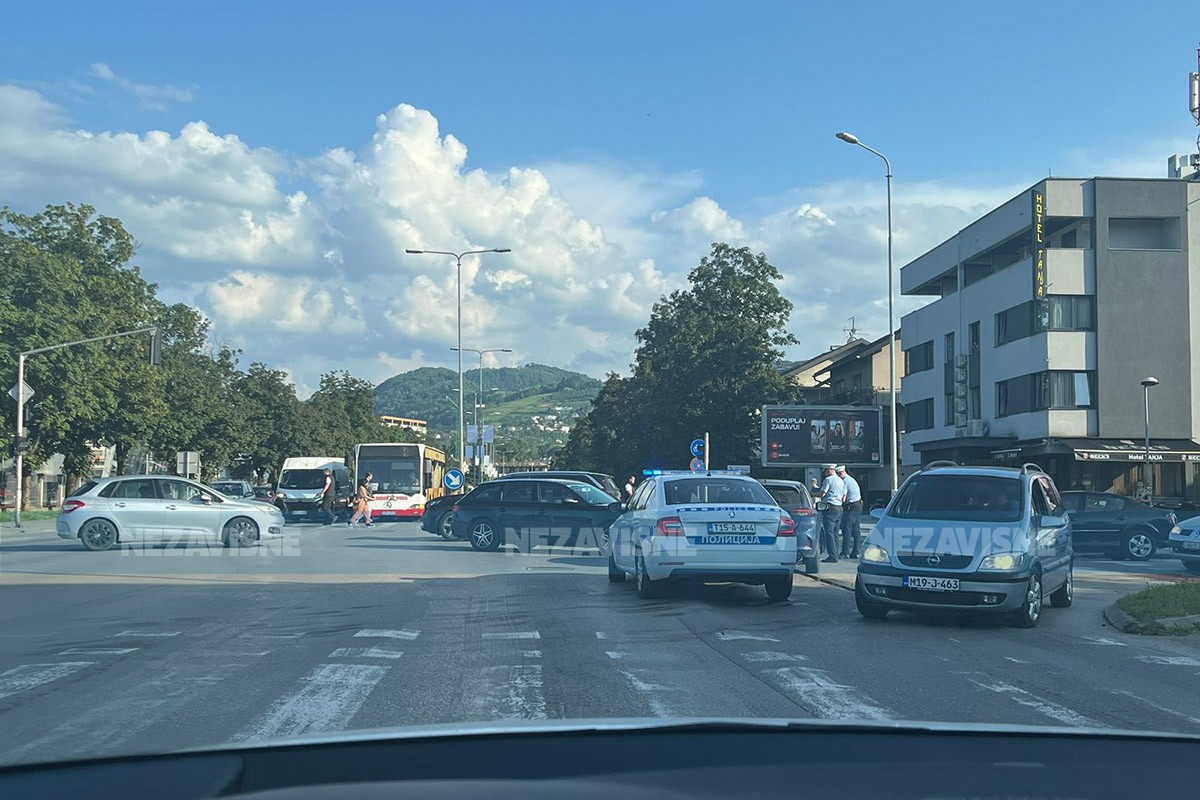 Sudar dva vozila na raskrsnici u Banjaluci (FOTO)