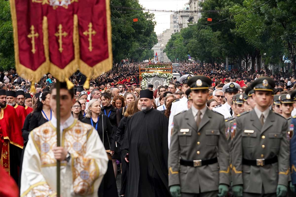 Spasovdanska litija u Beogradu, građani krenuli prema Hramu Svetog Save (FOTO)