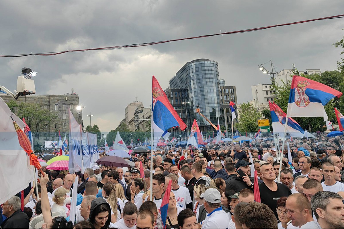 Građani pristižu iz svih pravaca, Vučić se obraća u 20 časova (FOTO)