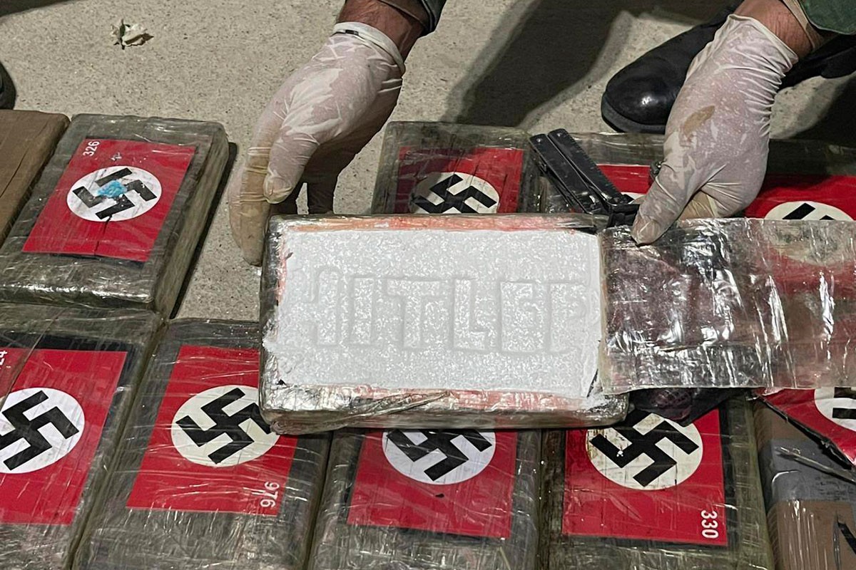 Zaplijenjeno 58 kg kokaina u paketima sa nacističkom zastavom, na vrhu pisalo Hitler