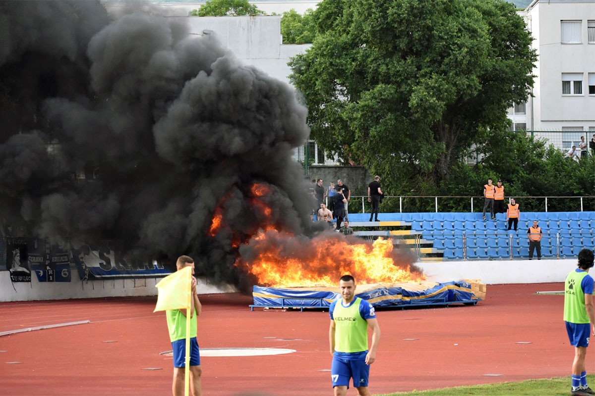 Navijači izazvali požar, gorio stadion u Trebinju